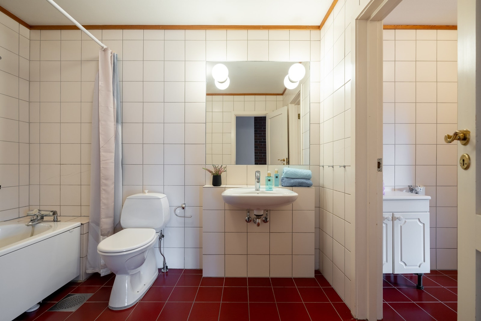 Bad i underetasje. Galleribilde