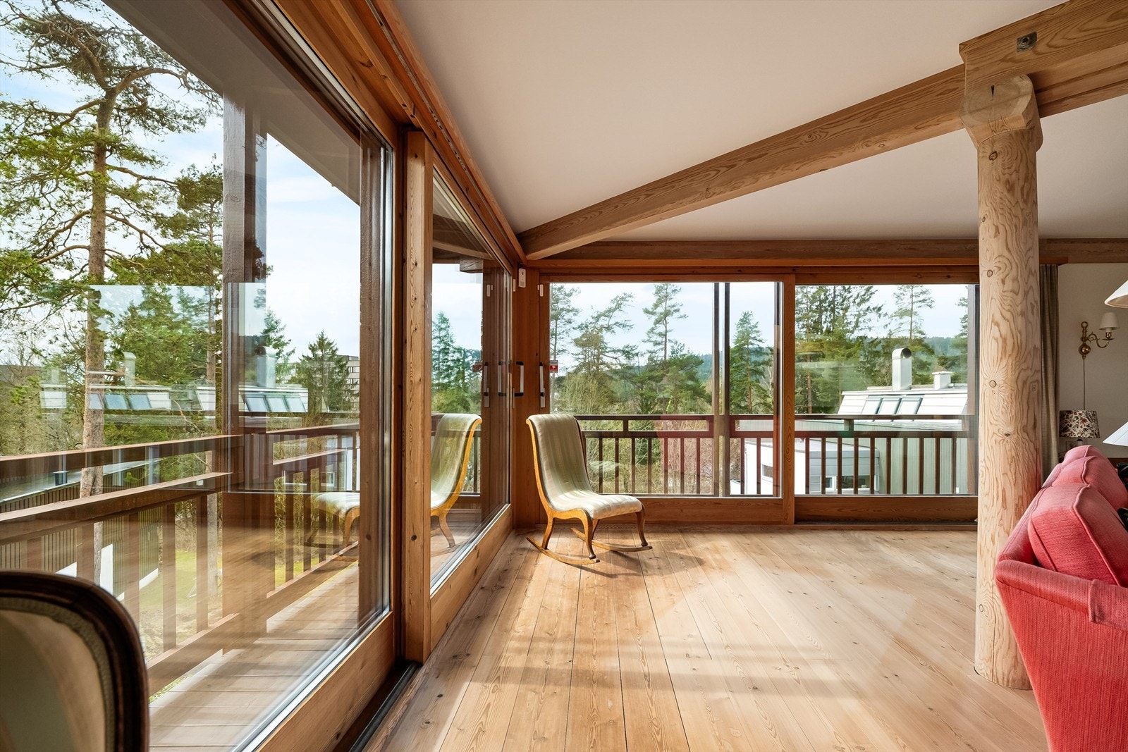 Huset har mye særpreg og skiller seg blant annet ut med solide materialvalg, detaljer, store vindusflater og generøs takhøyde! Galleribilde