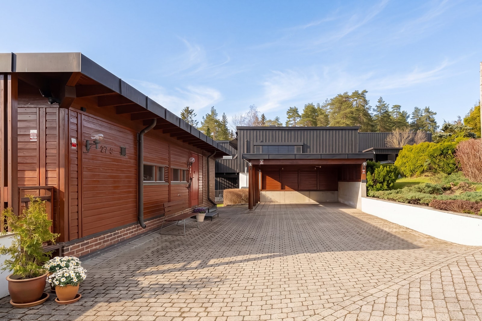 Frittstående carport på 24 m2 med mulighet for installasjon av el-lader. Galleribilde