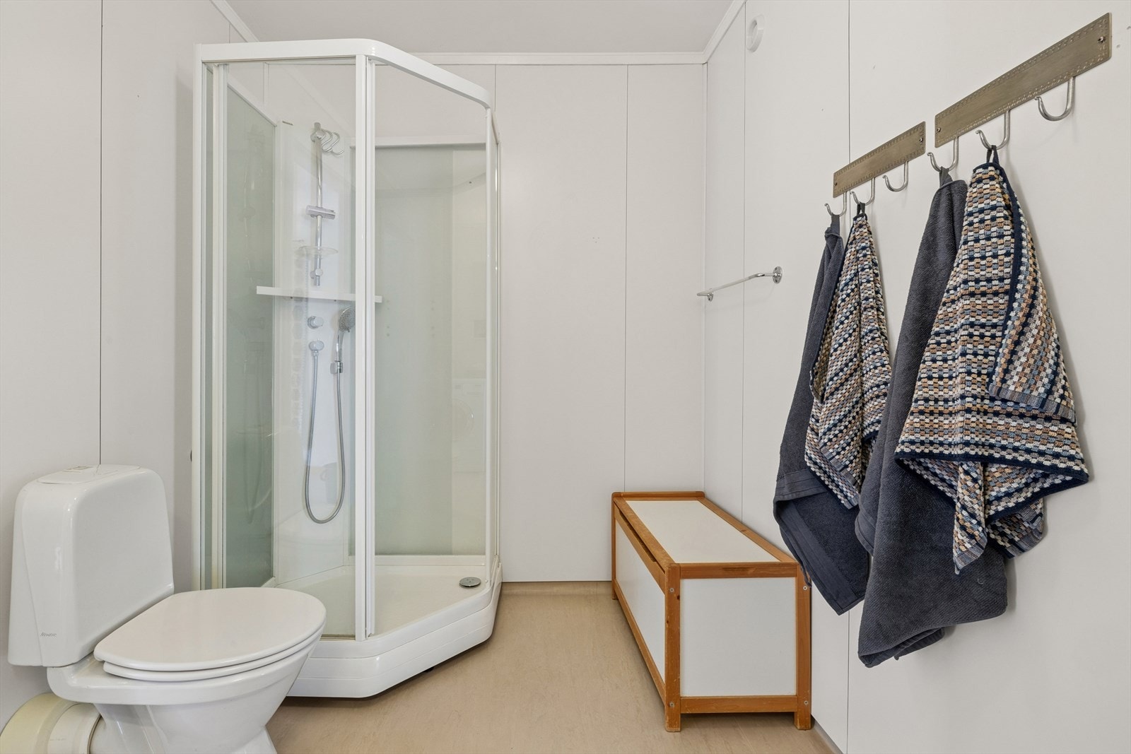 Praktisk dusjkabinett med skyvedører. Galleribilde