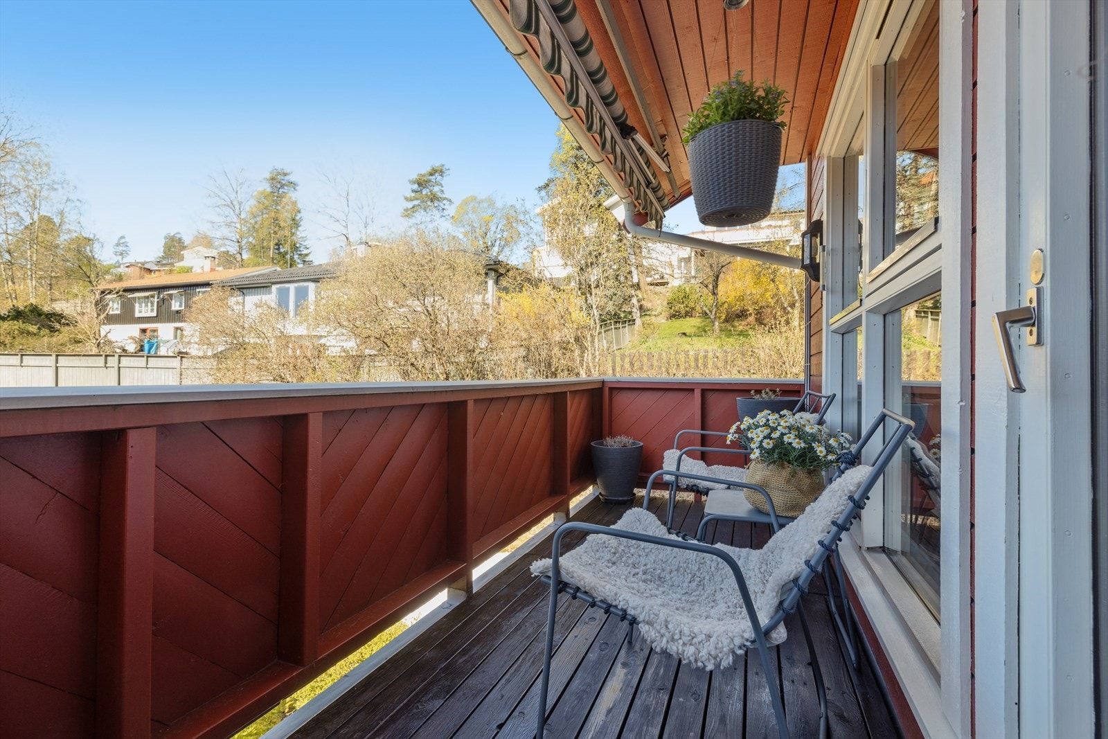 Balkongen har terrassegulv i impregnert trevirke. Galleribilde