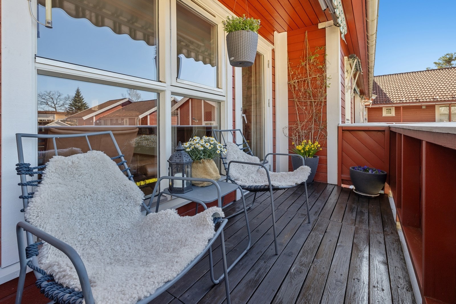 Fra stuen er det utgang til en vestvendt balkong. Her er det plass til en sittegruppe, og en motorisert markise gir skjerming ved behov. Galleribilde
