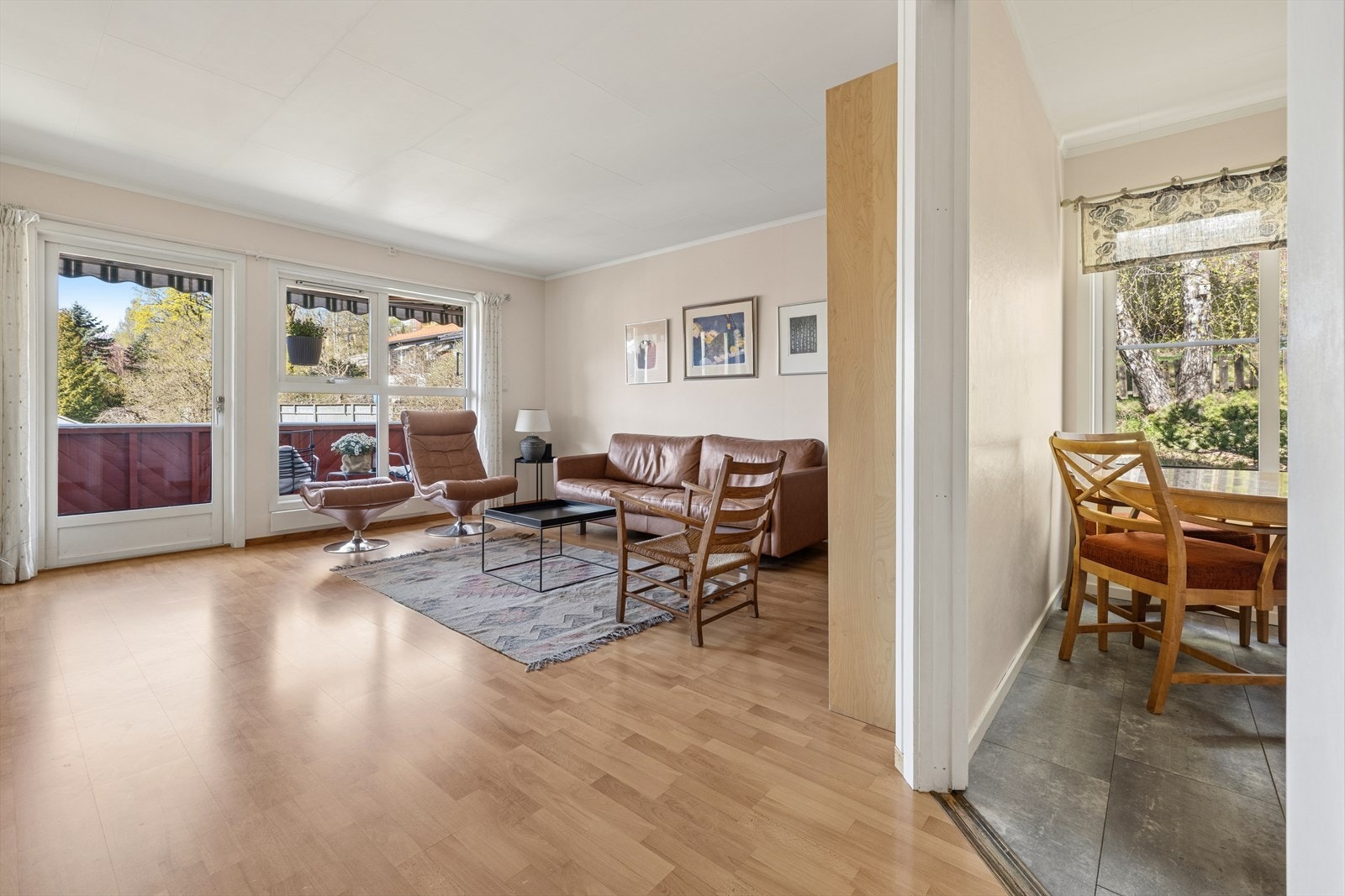 Store vindusflater i stuen slipper inn mye naturlig lys og skaper en luftig atmosfære. Herfra har man utgang til den vestvendte balkongen. Galleribilde
