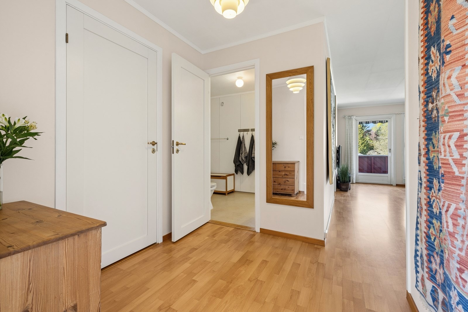 Videre fra entréen kommer man til gangen som leder inn til stue, bod og bad. Galleribilde