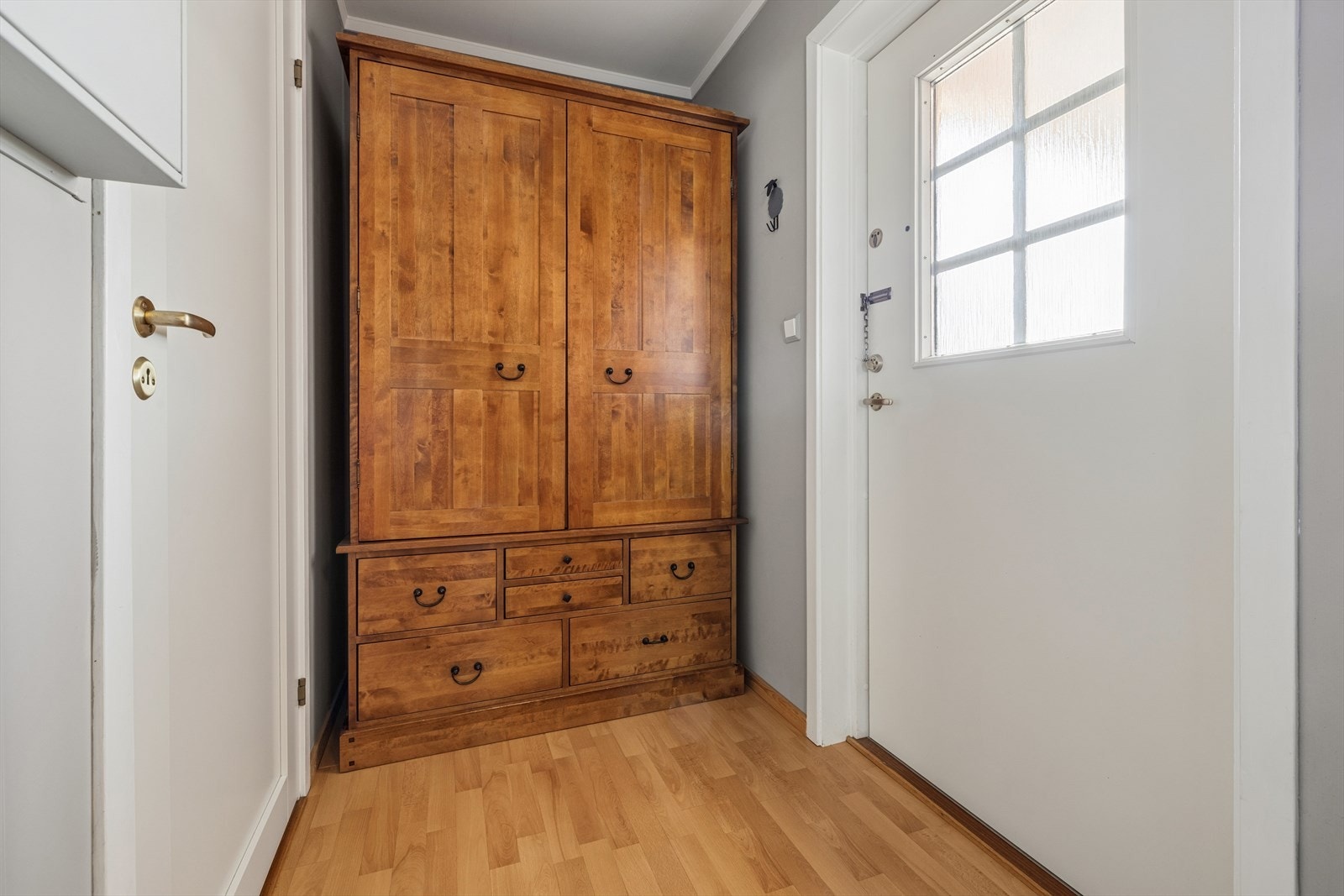 Her ønskes man velkommen inn i en lys og praktisk entré med plass til garderobeskap. Galleribilde