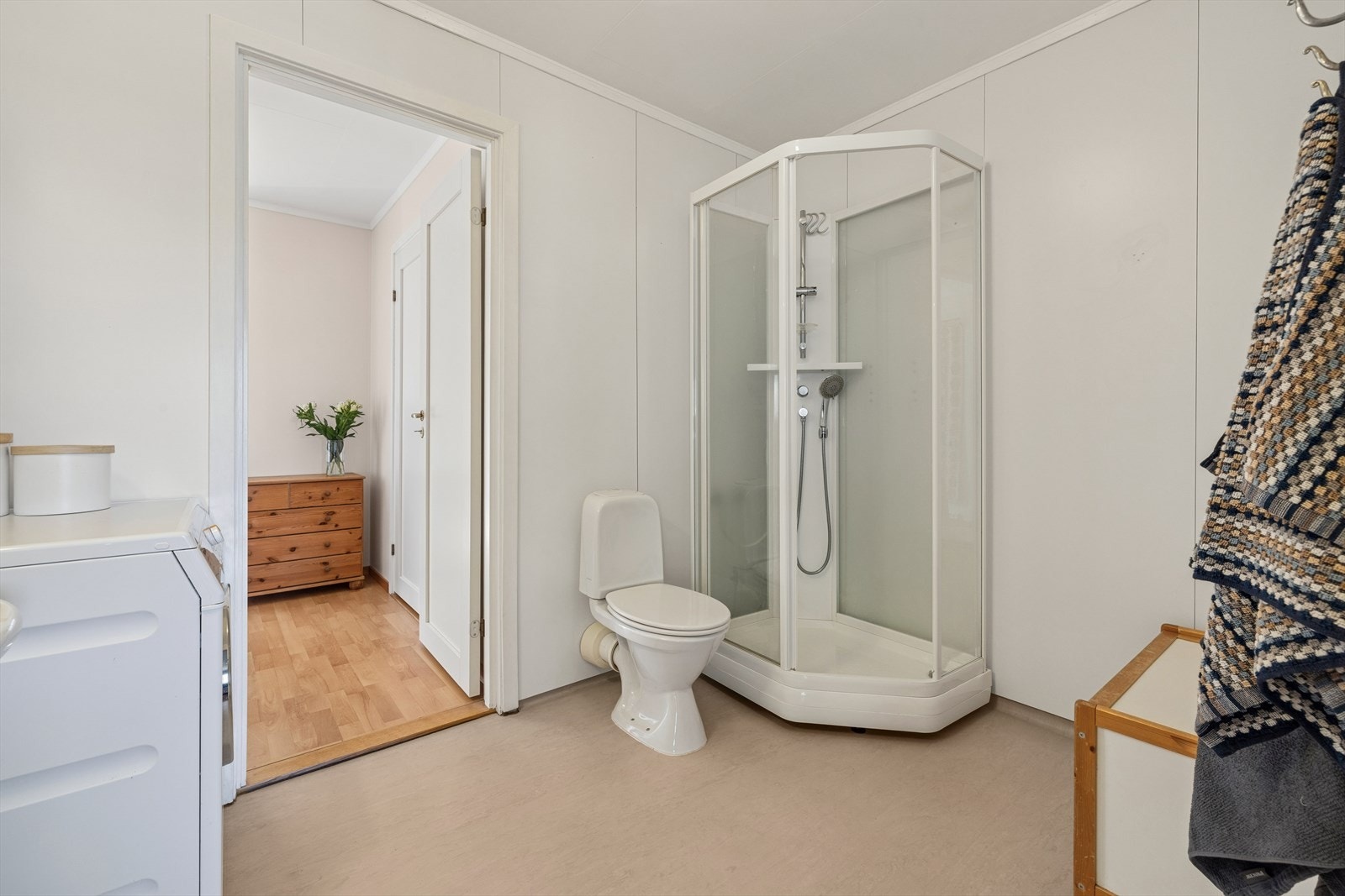 Badet er utstyrt med gulvstående toalett og varmekabler i gulvet. Galleribilde