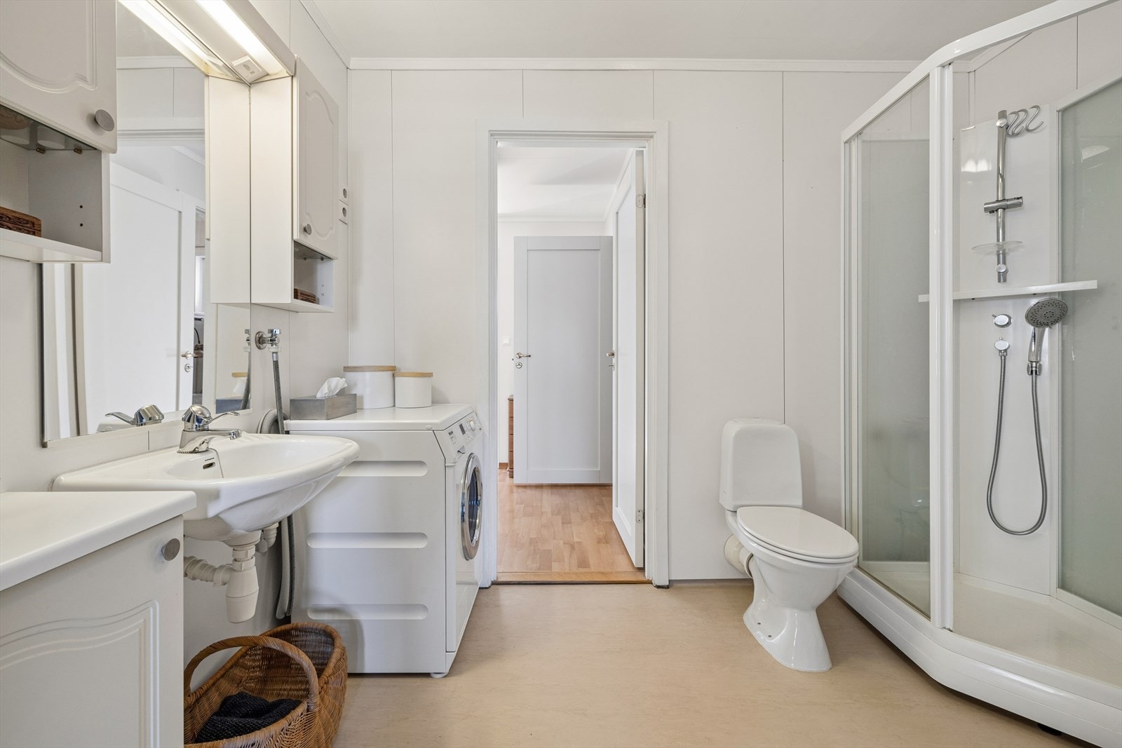 Badet har vegg med plater og gulv med belegg. Galleribilde