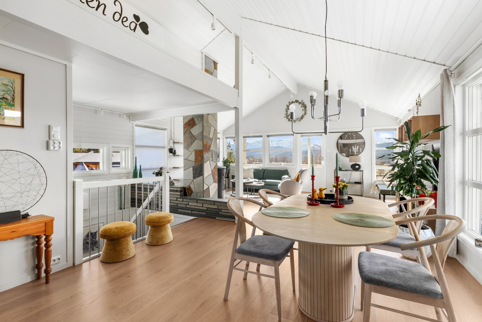 Veldig lys og fin stue med store vindusflater på tre vegger. Galleribilde