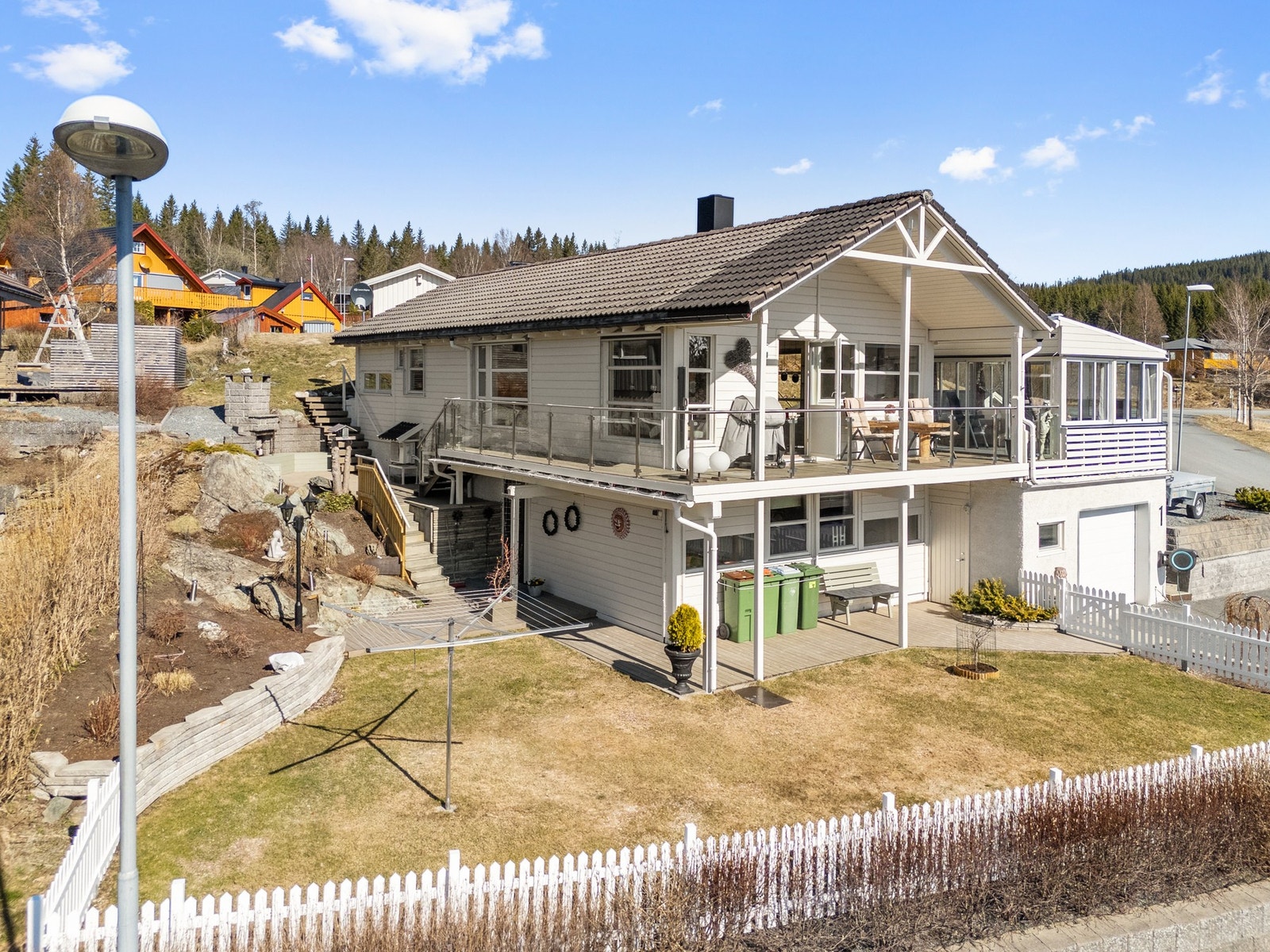 Flott og godt opparbeidet hage på eiendommen. Galleribilde