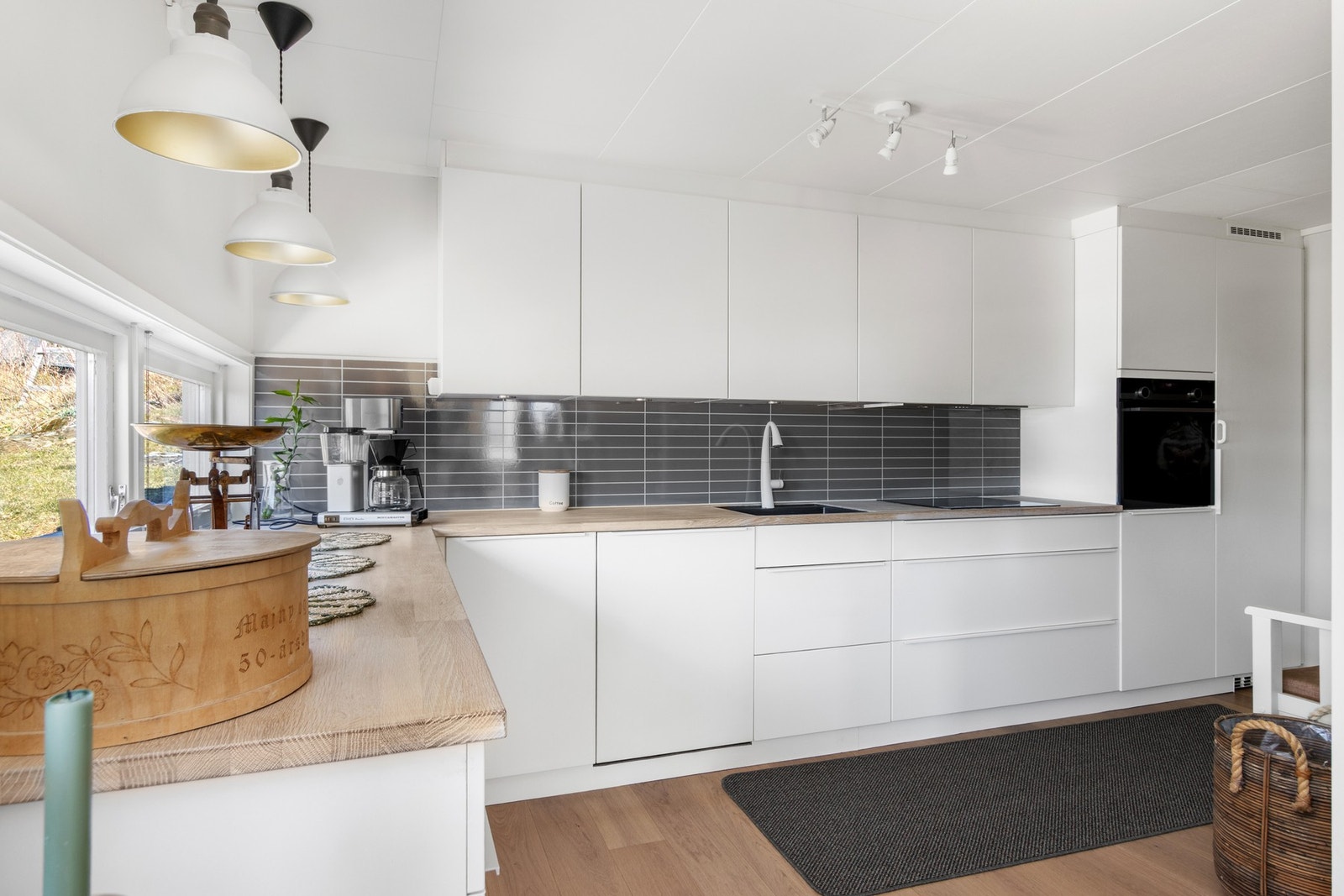 Kvikk kjøkkeninnredning som ble satt inn i 2019. Integrerte hvitevarer. Galleribilde