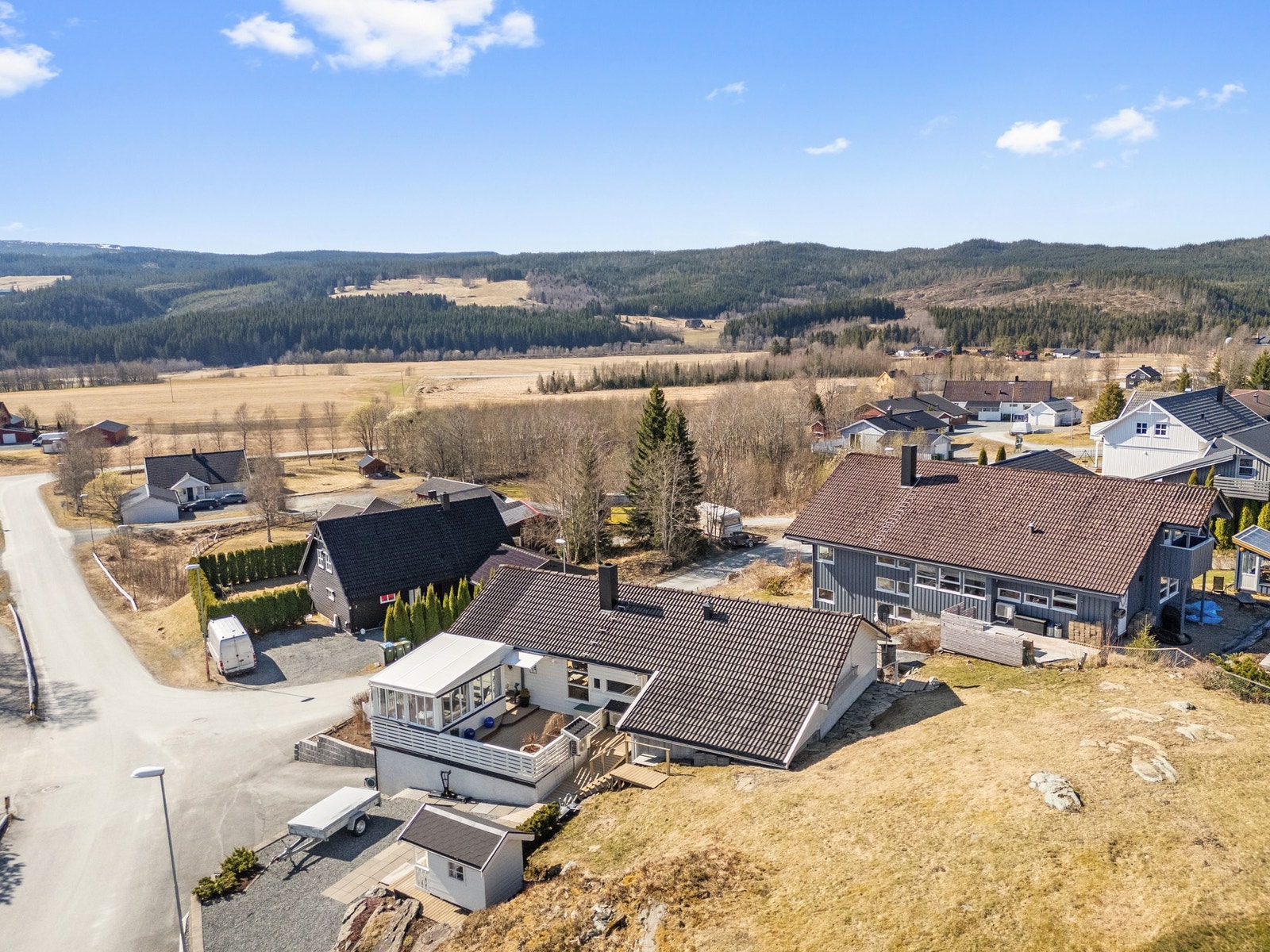 Delvis naturtomt og flott opparbeidet hage. Galleribilde