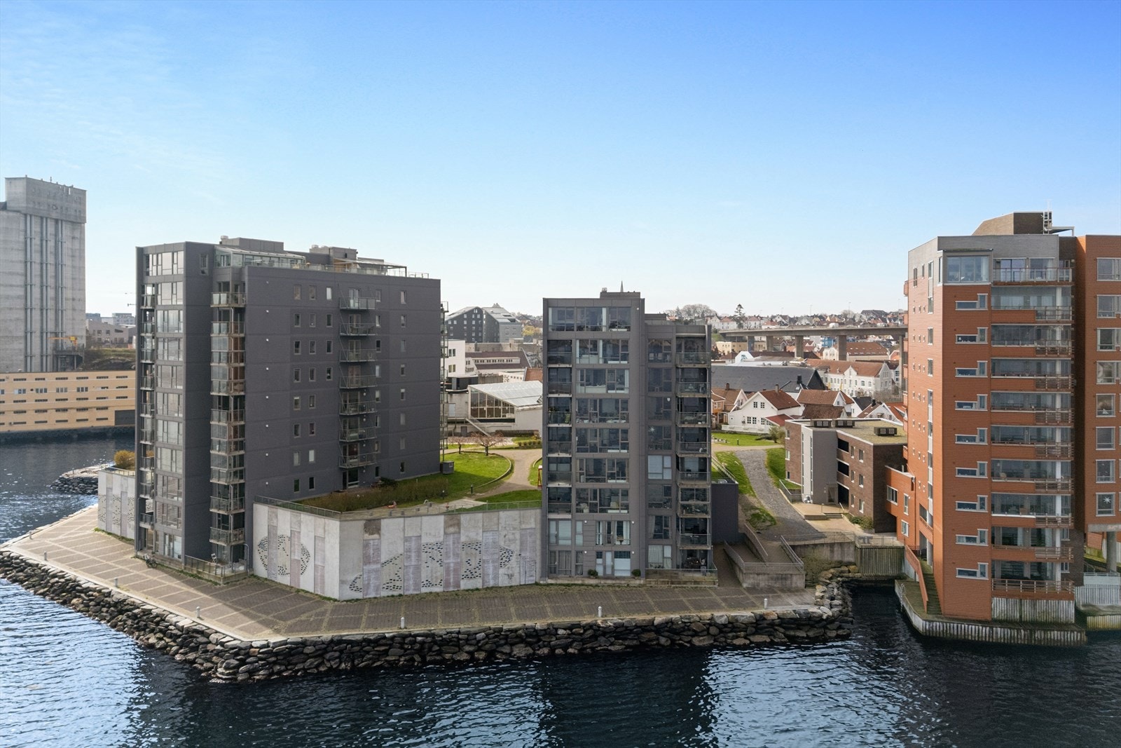Eiendommen har velholdte fellesarealer og en attraktiv beliggenhet ved sjøkanten. Galleribilde