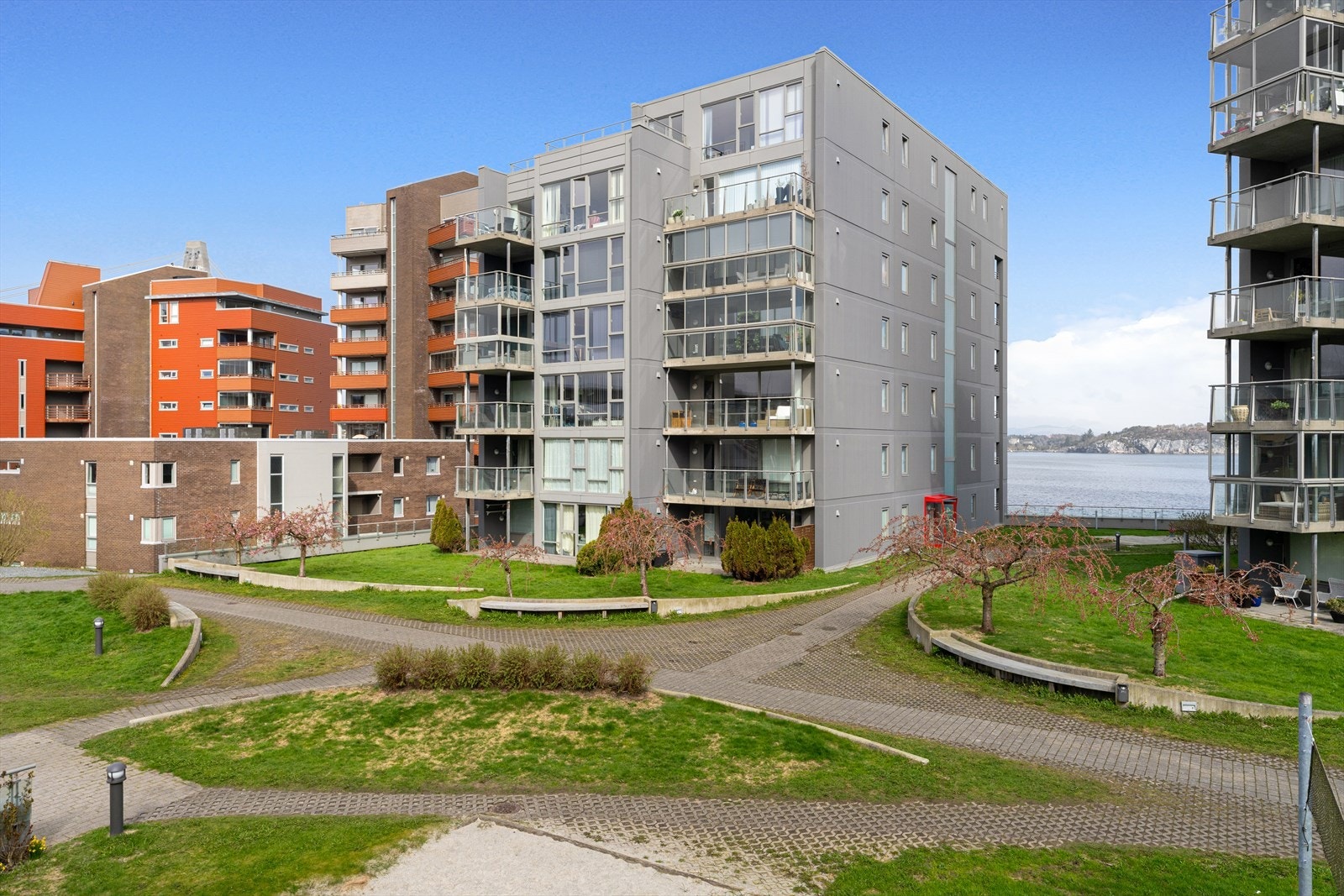 Bygget er omgitt av grønne fellesområder, og det er sykkelparkering i lukket anlegg. Galleribilde