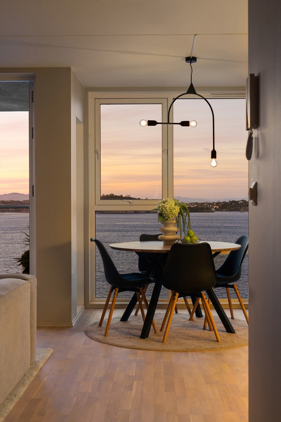 Selv på kveldstid er utsikten et vakkert skue fra spiseplassen. Galleribilde