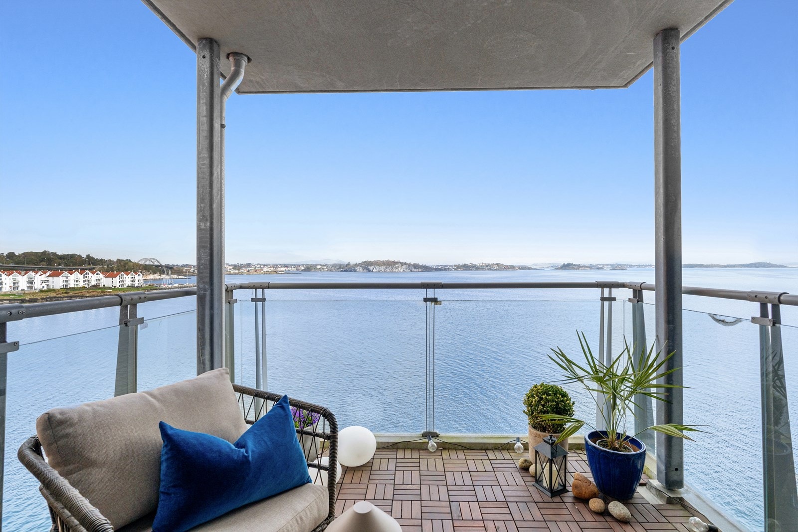 Fra balkongen har du en uhindret utsikt over innseilingen til Stavanger og Ryfylkefjellene i det fjerne. Galleribilde