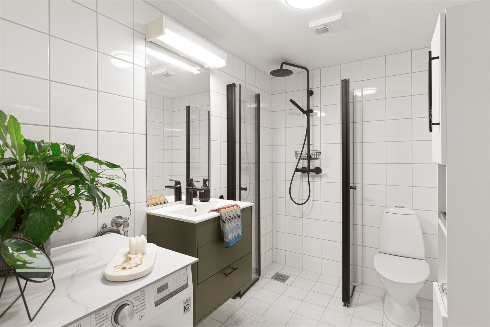 Badet ble modernisert i 2022 med ny innredning, armaturer og dusjvegger. Det er elektrisk gulvvarme for økt komfort. Galleribilde