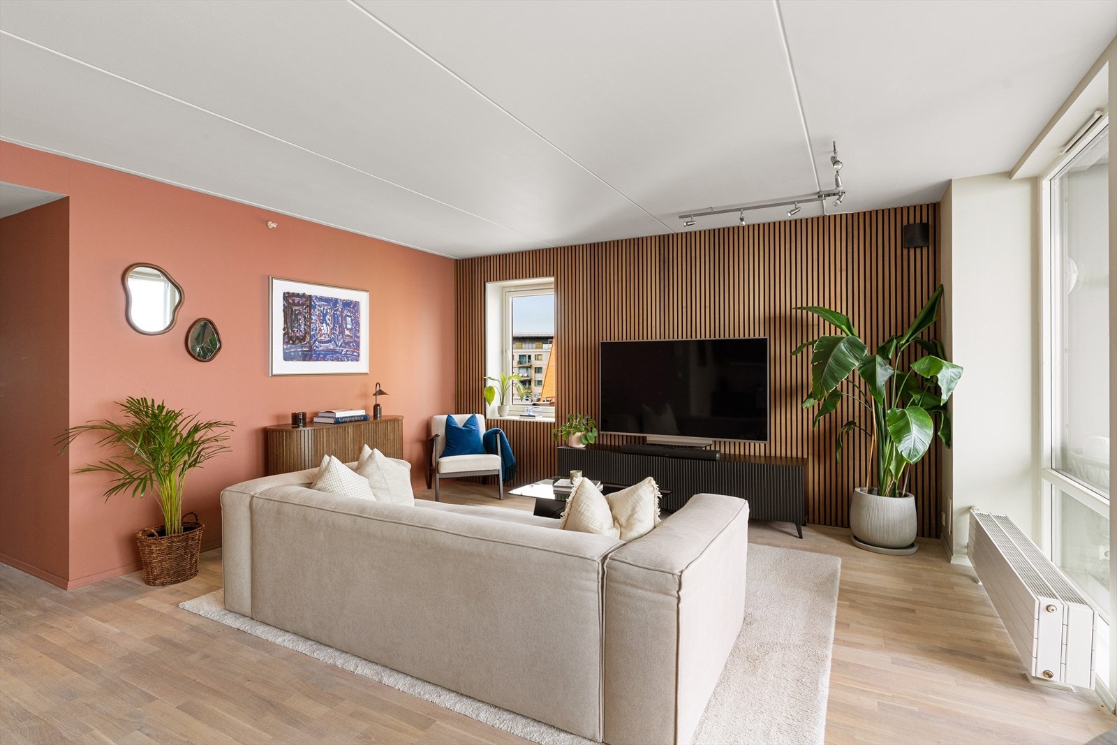 Stuen har en elegant spilevegg i tre som gir rommet karakter. Oppvarming skjer via radiator tilknyttet felles vannbåren varme. Galleribilde