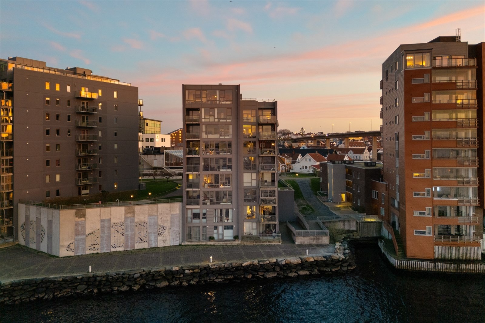Bygget er fra 2006 og har heis som tar deg direkte opp til leilighetens etasje. Parkering kan leies eller kjøpes i anlegget. Galleribilde