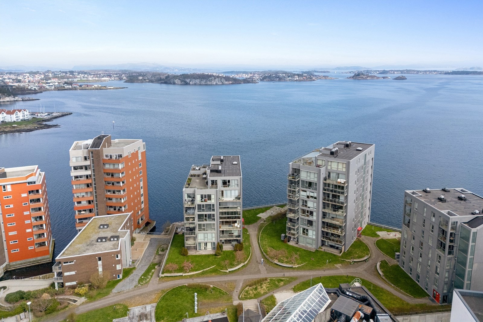 Oversikt over det maritime og urbane nabolaget, med kort vei til både sentrum og rekreasjonsområder. Galleribilde