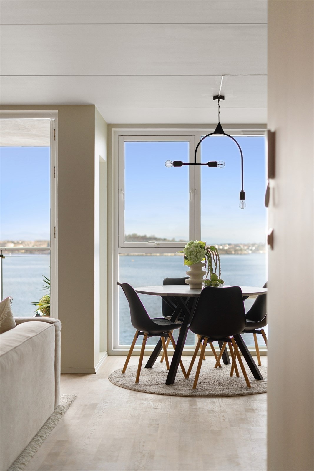 Spiseplassen er plassert ved vinduet, med sjøutsikten som et naturlig bakteppe for måltidene. Galleribilde