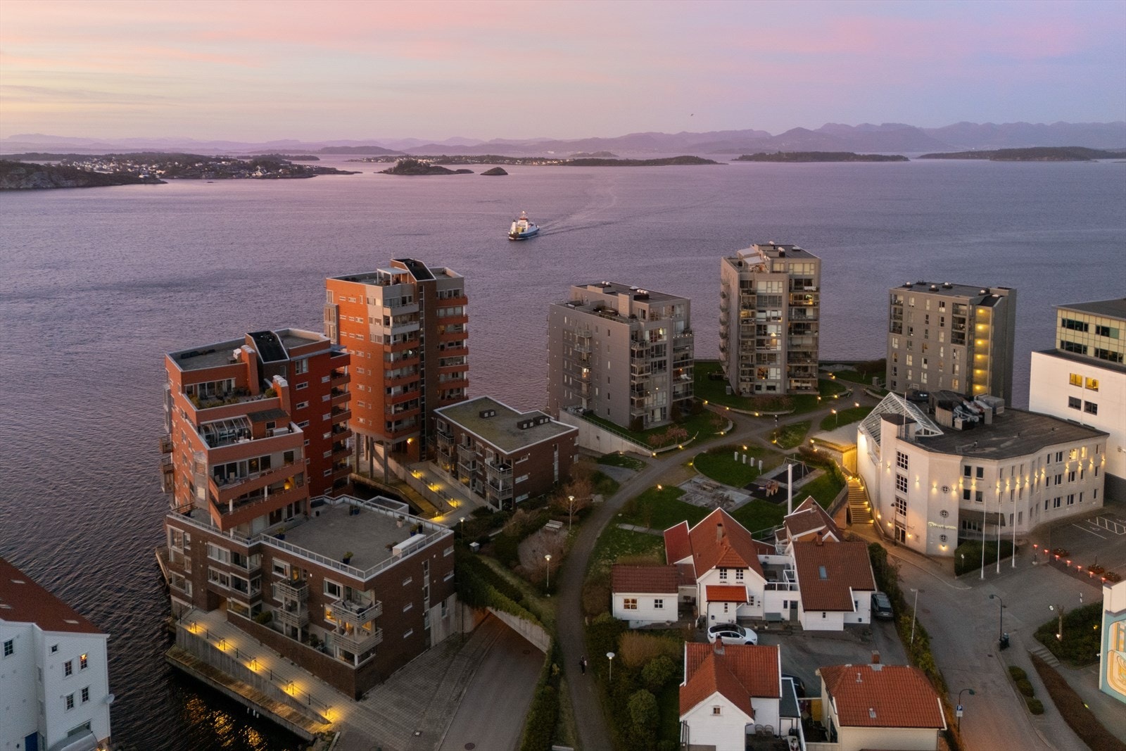 Kveldsstemning over fjorden og nærområdet. Galleribilde