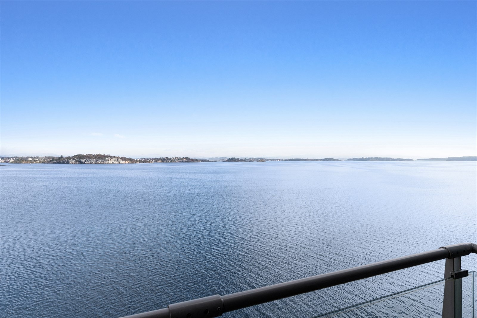 En vidstrakt og åpen utsikt over fjorden gir en følelse av ro og rom. Galleribilde
