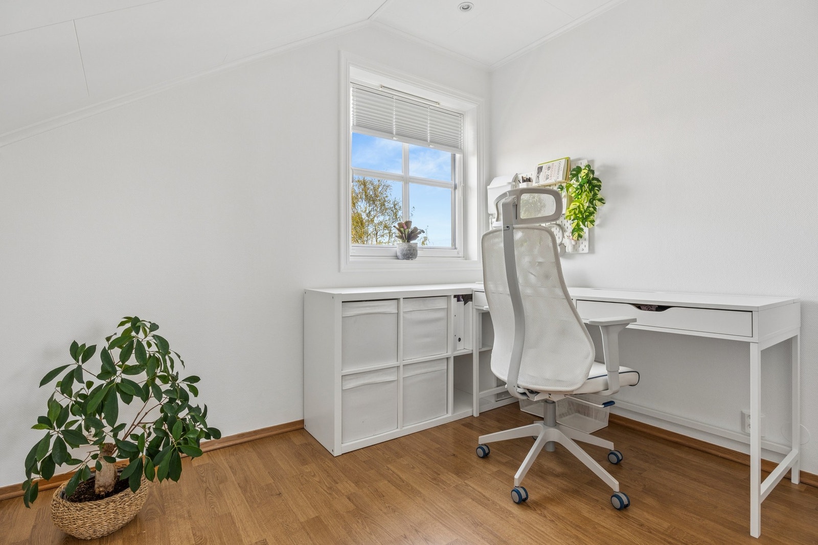 Soverom 4 i loftetasje med gode møbleringsmuligheter - perfekt som barnerom eller gjesterom. Galleribilde