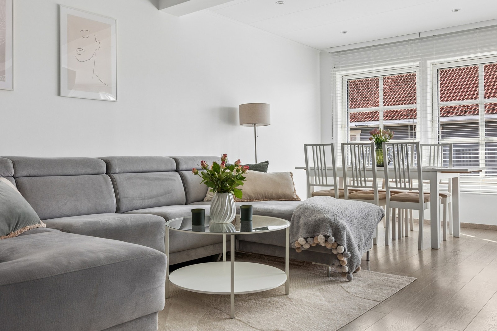 Boligen har godt med lyssinnslipp fra de store vindusflatene. Galleribilde
