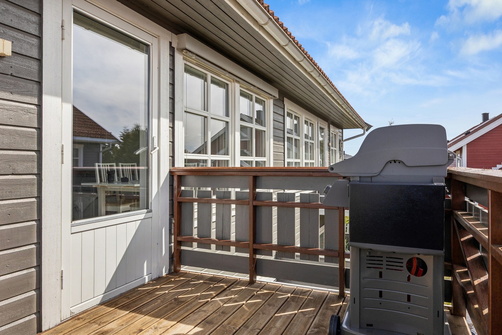 Balkongen har herlige solforhold med plass til utemøbler og grill. - Her kan du nyte sene sammenkomster med en god middag. Galleribilde