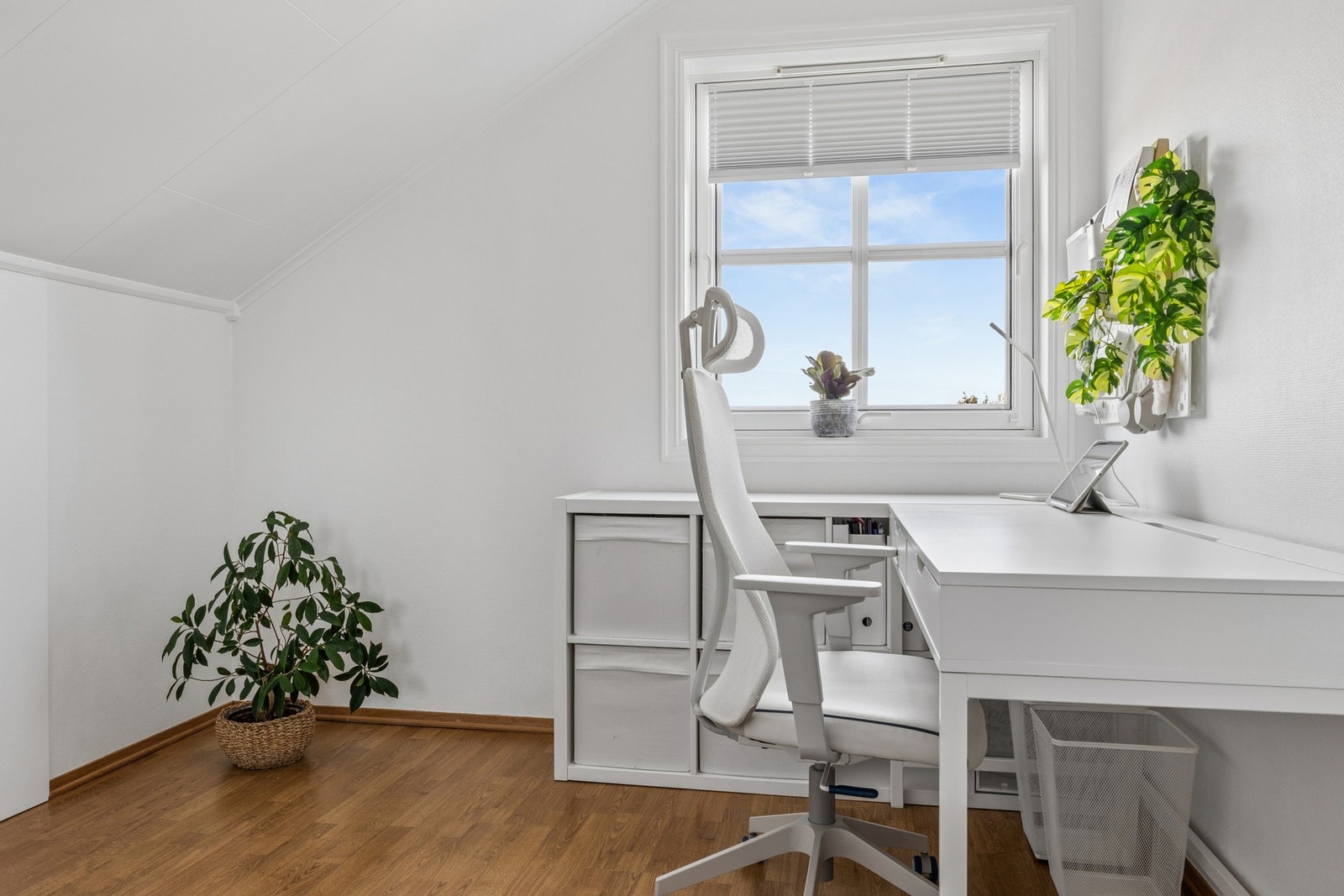 Her er det plass til seng og mindre soveromsmøblement. Galleribilde