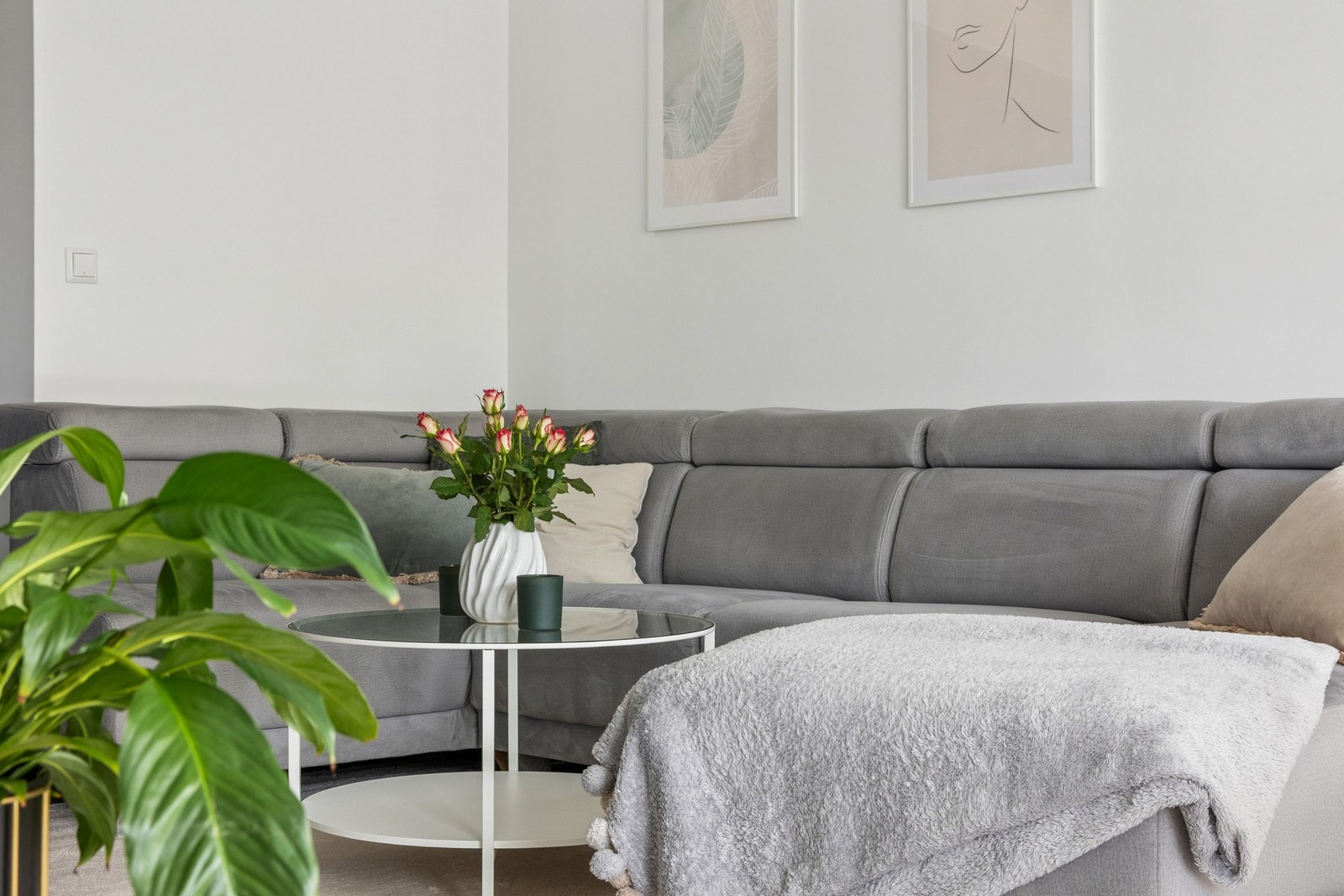 Stuen er lys og har en herlig peisovn som setter stemningen og varmen. Galleribilde