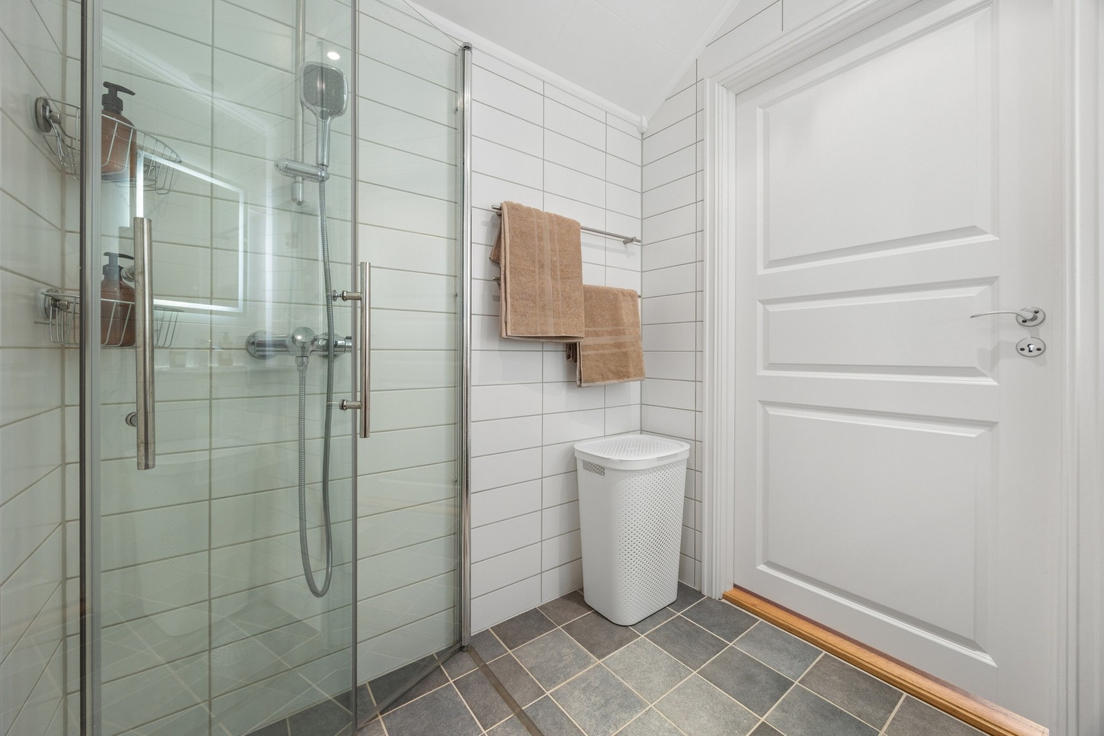 Badet har også dusjhjørne med glassdører og innebygd/vegghengt
toalett. (2. etasje er ikke godkjent som bruksareal. Se salgsoppgave for ytterligere informasjon.) Galleribilde