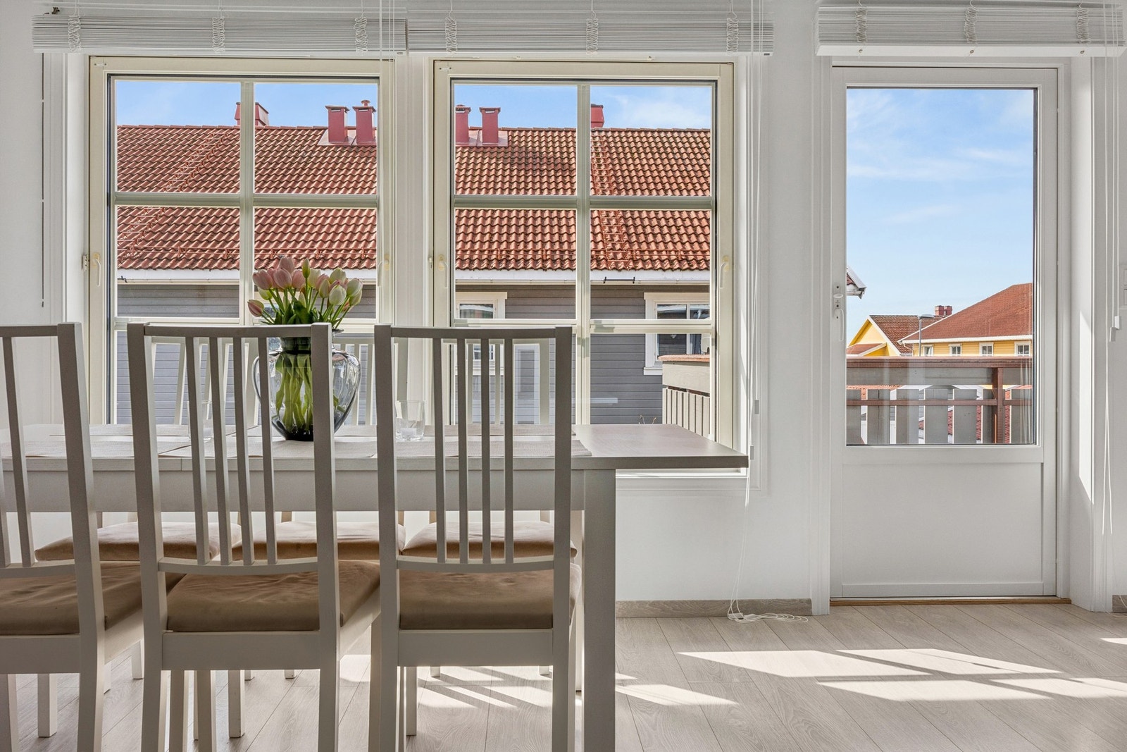 Fra kjøkken og spiseplass er det utgang til balkongen på ca. 9 kvm. Galleribilde