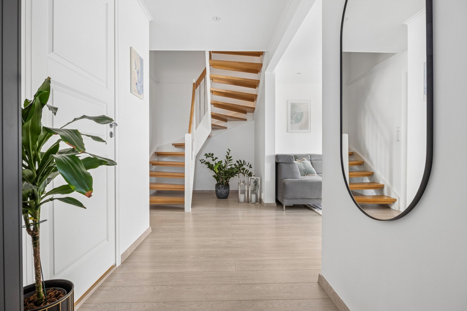 Fra entréen er det ankomst til boligens 2 soverom, bad, stue og kjøkken. Galleribilde