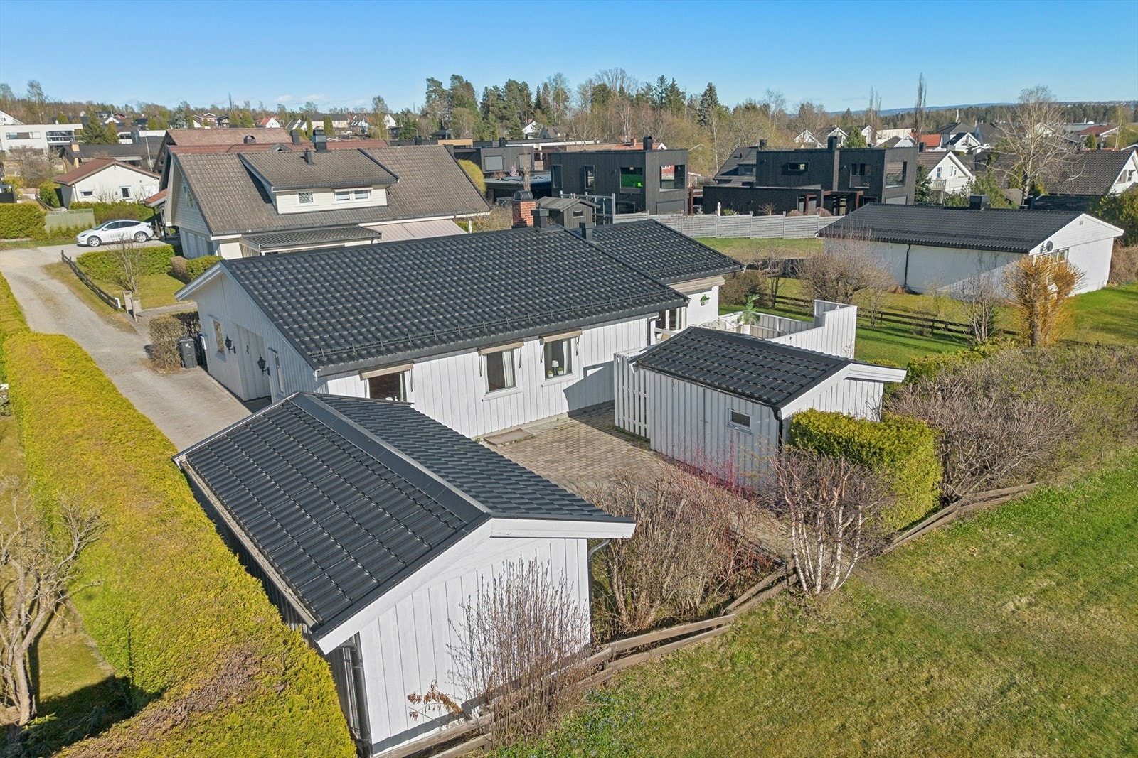 Eiendommen ligger i et veletablert og rolig boligområde, med kort vei til Furuberget turområde. Galleribilde