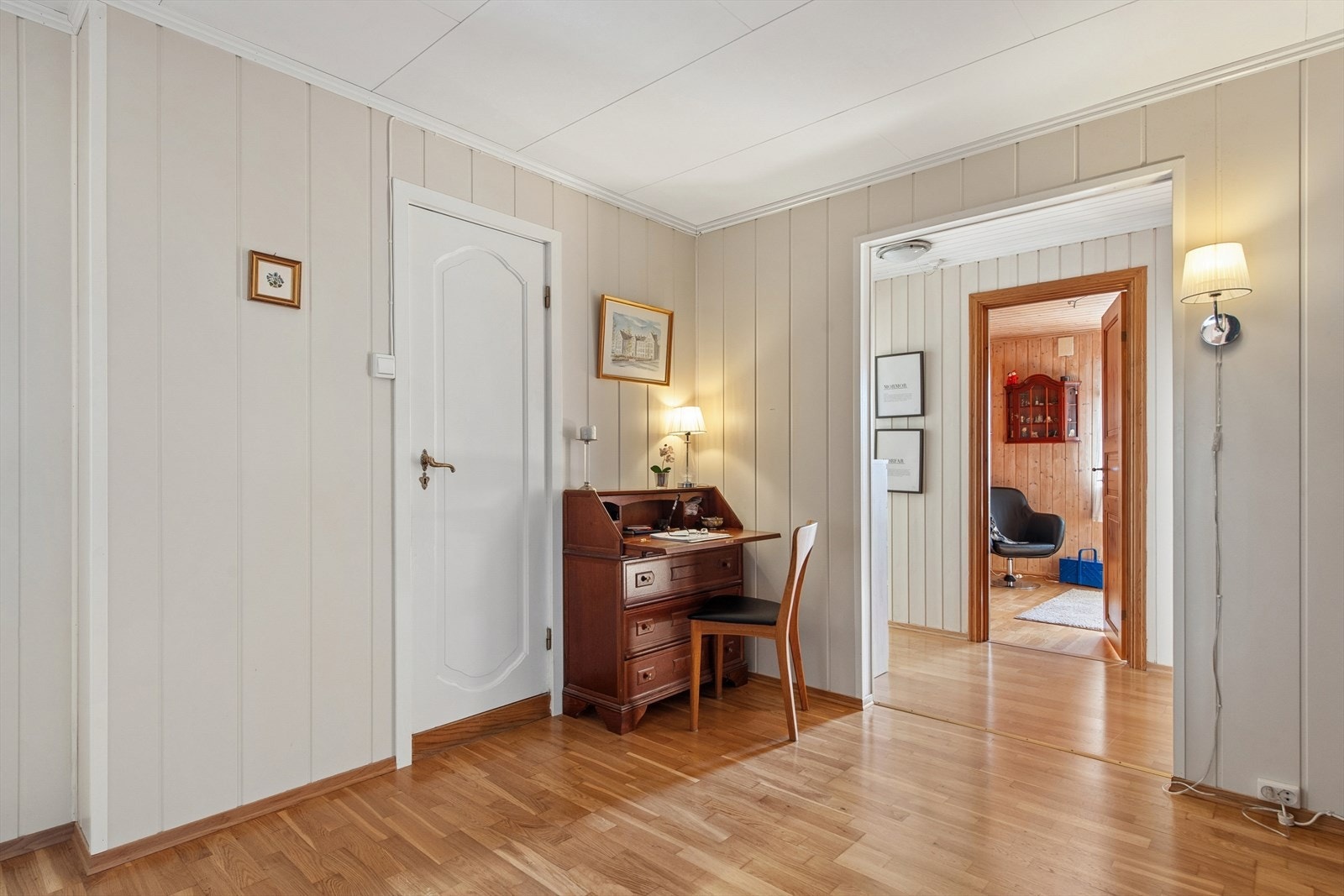 Fra vindfanget kommer du videre inn i en romslig gang som binder boligen sammen. Fra vindfanget er det også tilgang tilgang til vaskerom. Galleribilde
