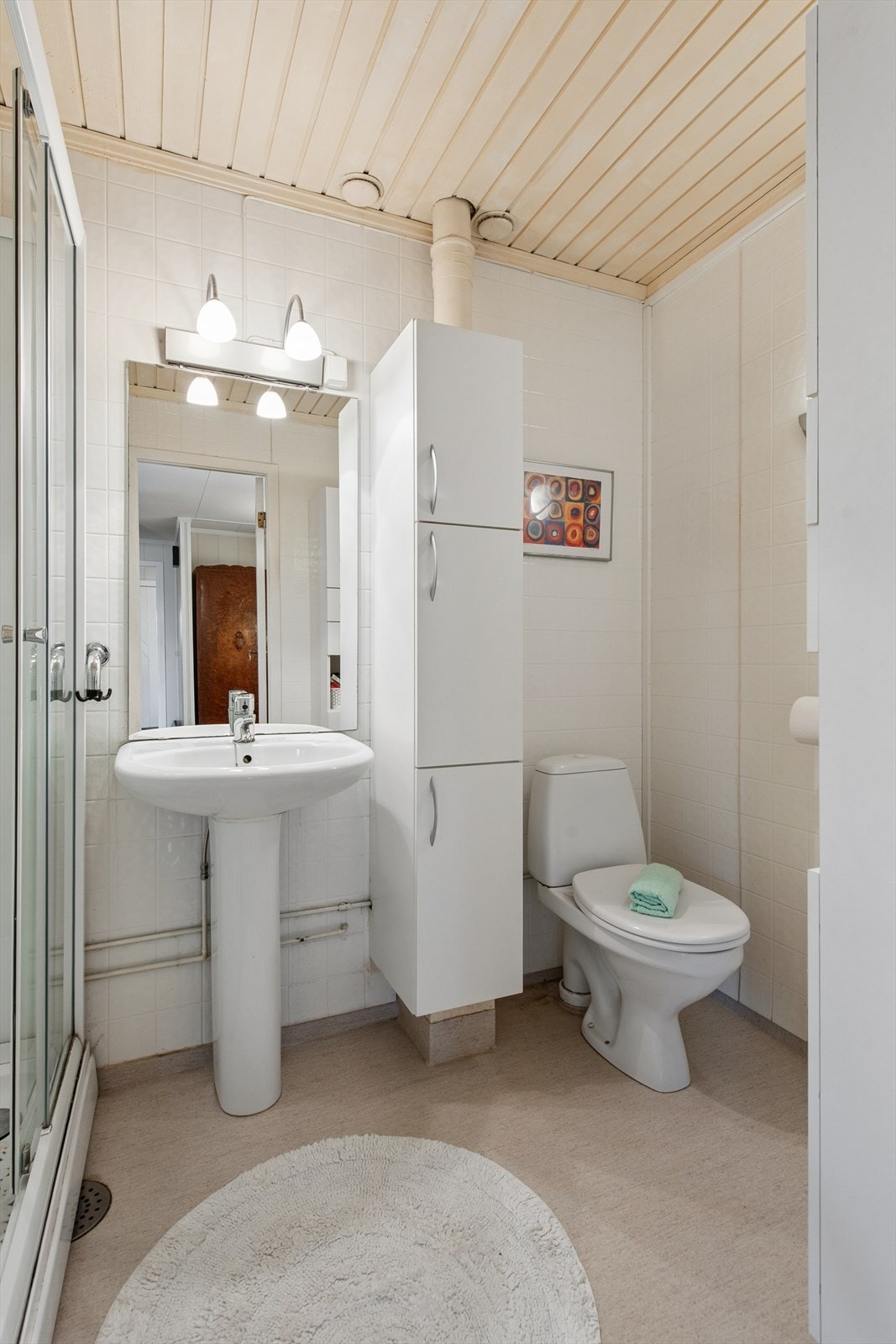 Badet har et oppgraderingsbehov. I tillegg til badet har boligen et separat toalettrom med wc og håndvask. Galleribilde