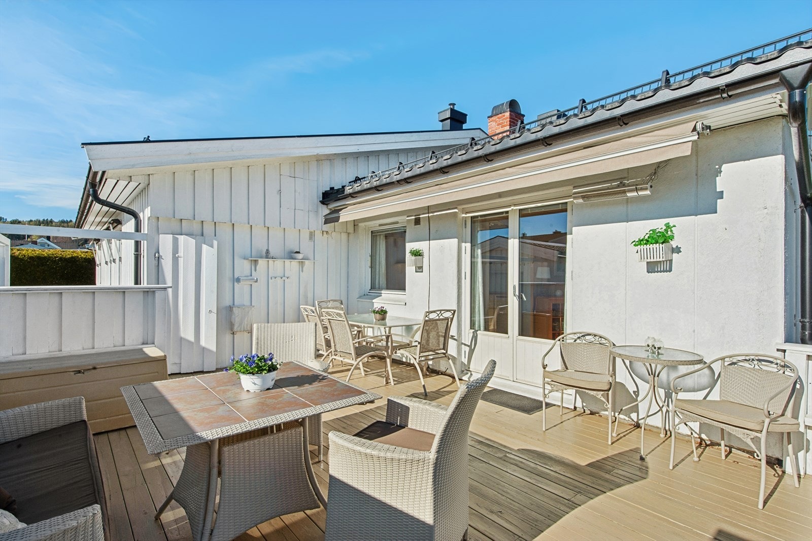 Terrassen er et fint sted for måltider utendørs, med enkel tilgang fra spisestuen. Galleribilde