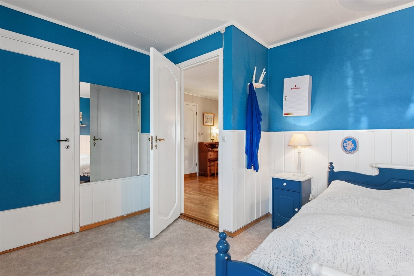 Hovedsoverommet har plass til dobbeltseng og har egen garderobe tilknyttet rommet. Galleribilde
