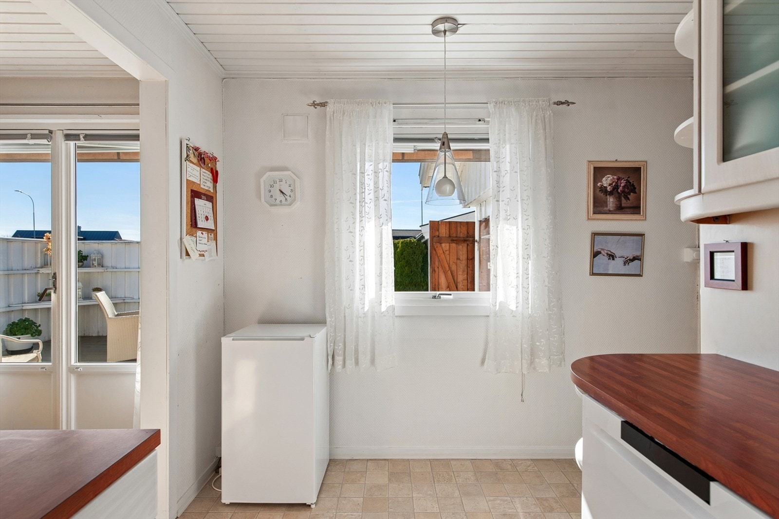 Kjøkkenet er utstyrt med frittstående komfyr, oppvaskmaskin og lite kjøleskap som medfølger handelen. Galleribilde