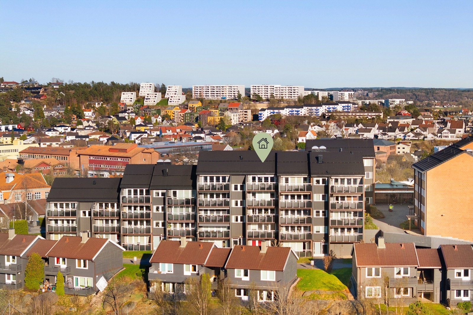 Leiligheten inngår i øverste etasje hvor det er fenomenal utsikt og meget gode lysforhold. Sommerstid er solen på balkongen fra rundt kl. 14 til den går ned. Fotograf; Kristoffer Kristiansen. Galleribilde