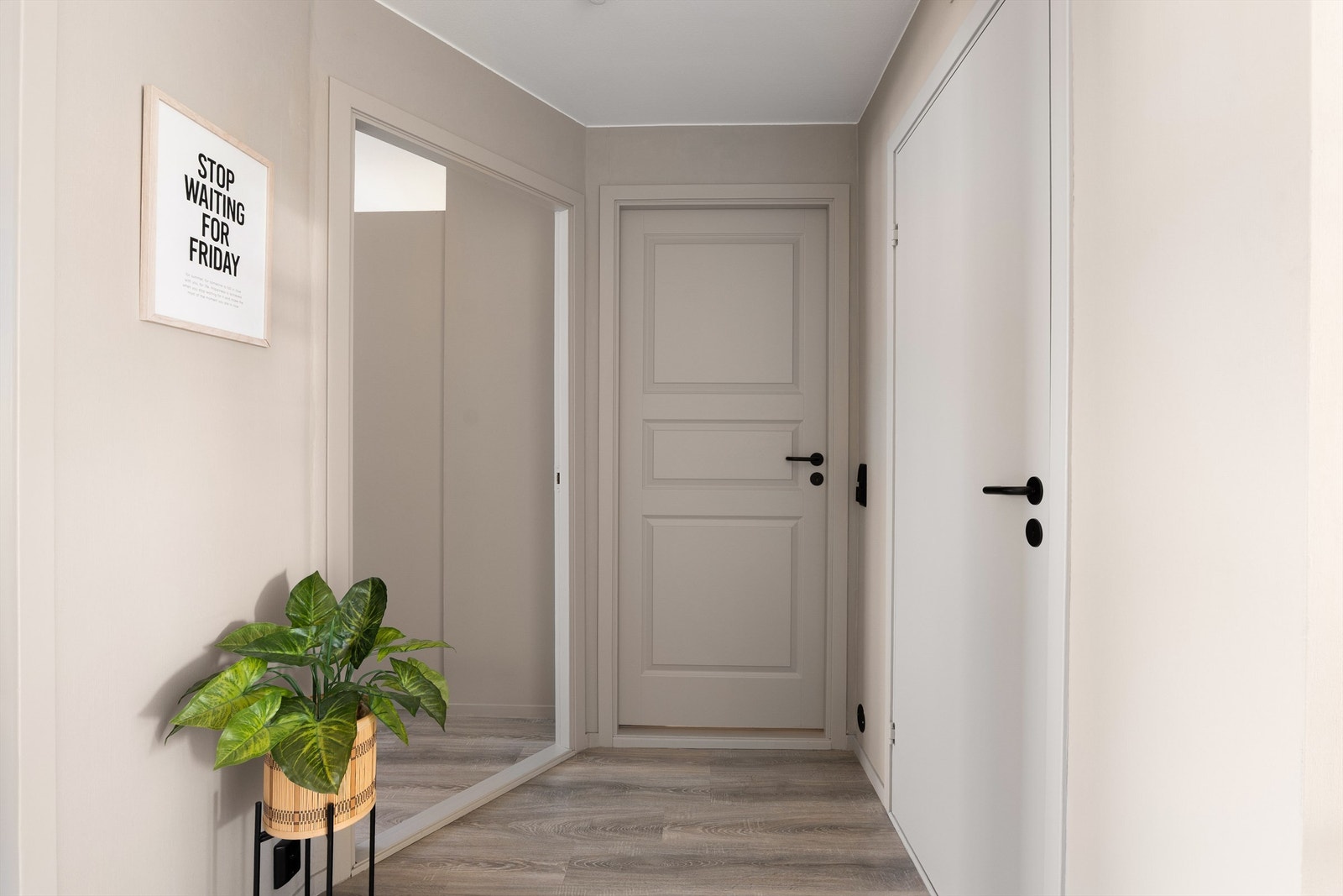 Badet og soverommet er praktisk samlet rundt indre del av entreen. Her er også leilighetens innvendige bod, som i senere år har vært benyttet som walk-in closet. Galleribilde