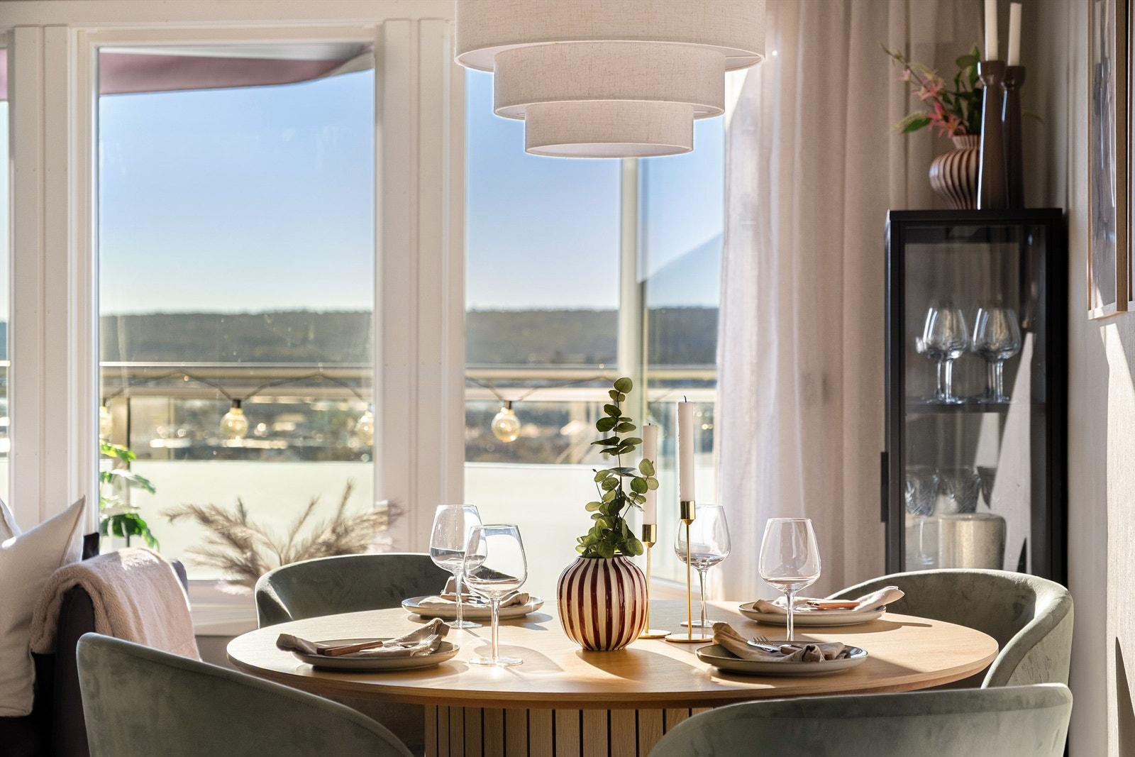 Utsikten fra stuen er vel så fin som ute på balkongen. Galleribilde