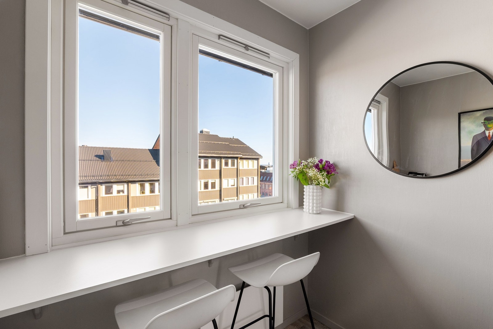 Gjennom kjøkkenvinduene titter solen inn fra tidlig morgen. Galleribilde