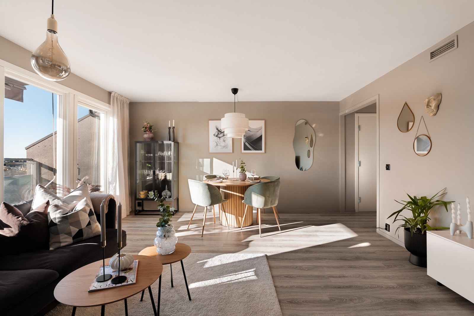 Glatte flater på både vegger og himlinger kombinert med listefri overgang skaper et moderne uttrykk. Galleribilde