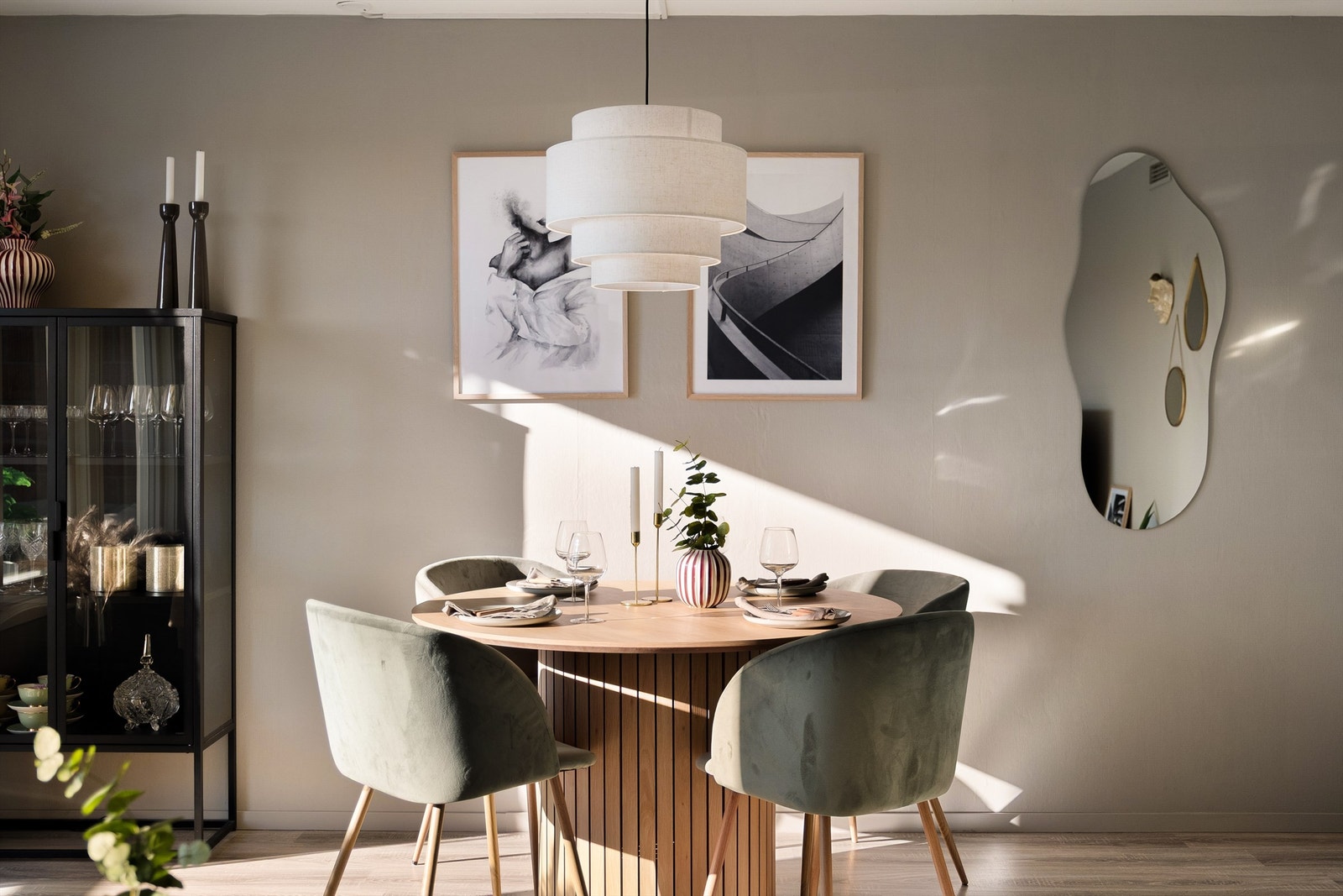 Spiseplass er det også på kjøkkenet, som er orientert i motsatt retning i forhold til stuen. Galleribilde