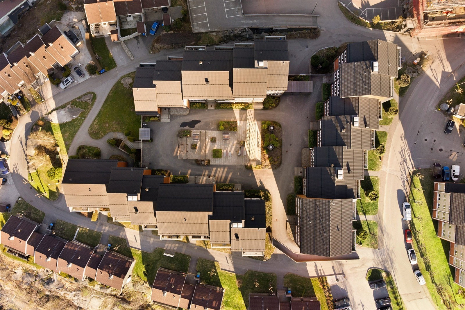 Tunet ble i 2022 oppgradert av borettslaget med sittegrupper og skjermende beplantning som inviterer til aktiv bruk. Galleribilde