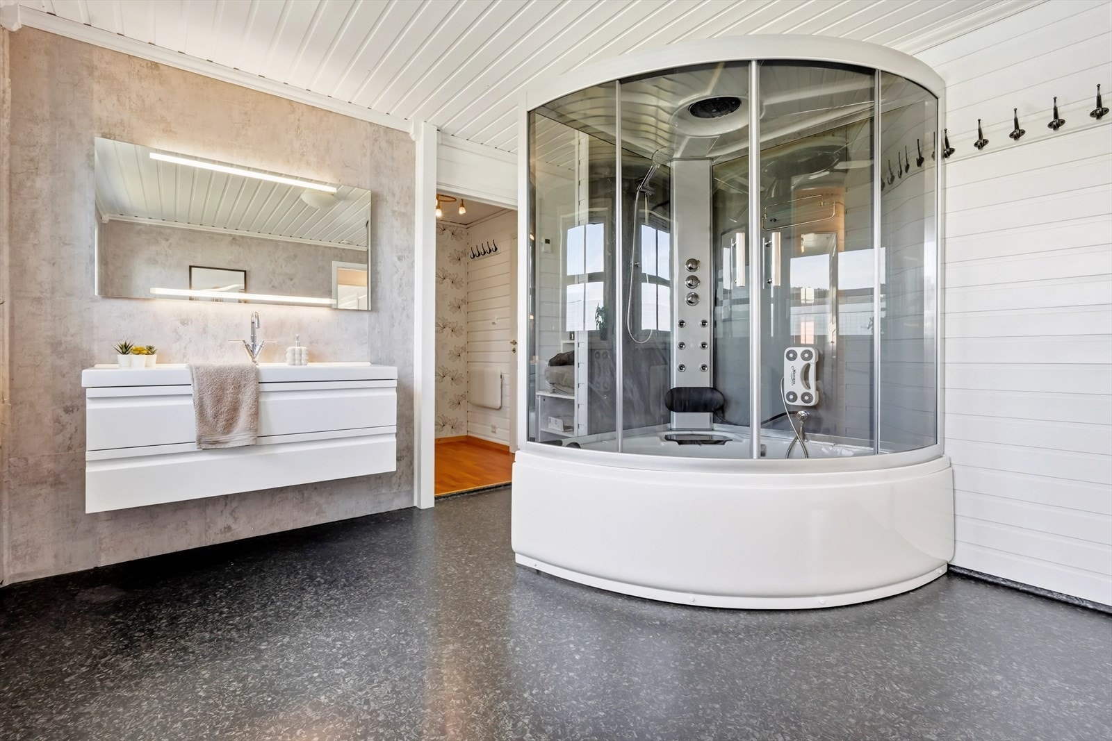 Stort og innbydende bad på hele 12,1 m², med god plass og høy brukskomfort. Galleribilde
