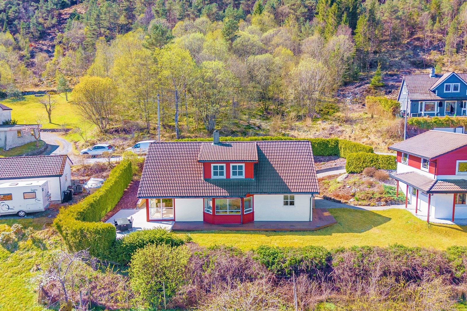 Fra boligen er det flott utsyn mot sjøen og nærområdet. Her får du en tilbaketrukket beliggenhet med meget gode solforhold, vakker utsikt og skjermede uteområder uten sjenerende innsyn. Galleribilde