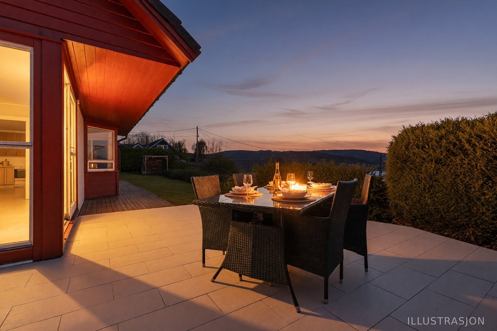 Når kvelden senker seg, og roen legger seg i huset, er dette et sted som virkelig inviterer til kos. Levende lys, en varm kopp i hånden og flammer som knitrer skaper en lun atmosfære der tiden får gå litt saktere. Galleribilde